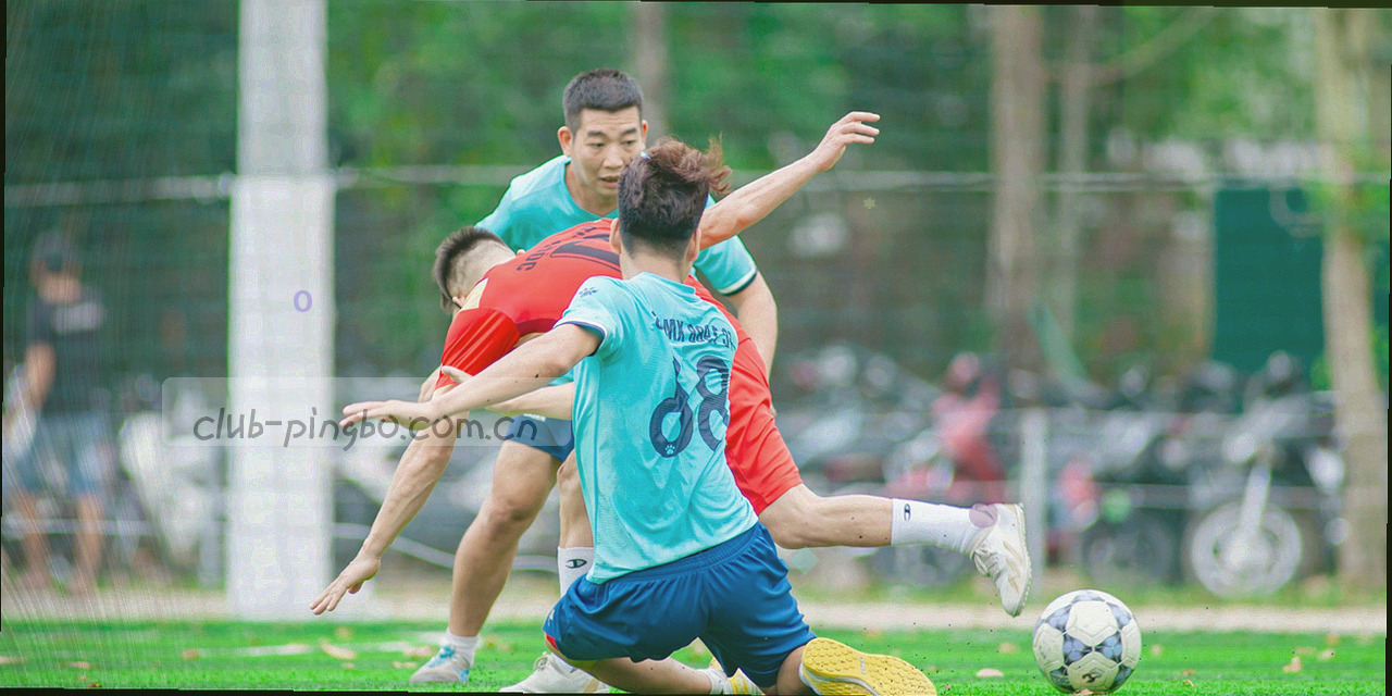 不同足球联赛比赛瞬间的拼接长图，带有动态模糊